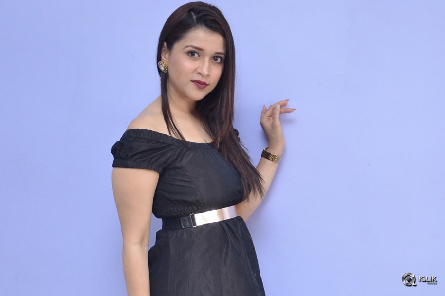Mannara-Chopra-at-Rogue-Movie-Success-Meet